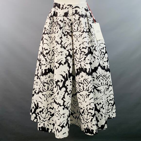 ALEXANDER MCQUEEN Size 8 White Black Taffeta Abstract Pleated Midi Skirt - Picture 1 of 6